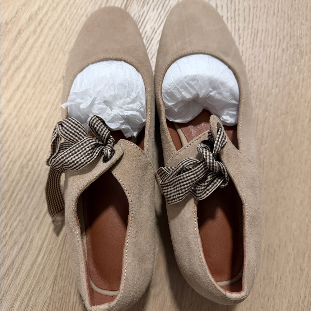 Elegant Tan Women's Shoes with Bow Detail size 6 brand new flat